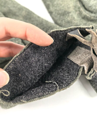 Paar gefütterte Winterhandschuhe. Höchstwahrscheinlich aus der Zeit des 1. Weltkrieg. Ungereinigtes Paar in gutem Zustand