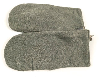 Paar gefütterte Winterhandschuhe. Höchstwahrscheinlich aus der Zeit des 1. Weltkrieg. Ungereinigtes Paar in gutem Zustand