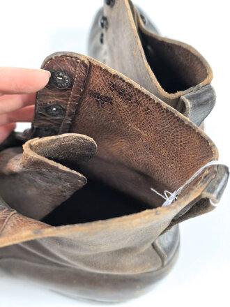 Paar benagelte Halbschuhe in schwerer Ausführung. Kommen aus einer Sammlung zum Thema 1. Weltkrieg. Guter Gesamtzustand, Sohlenlänge 29cm