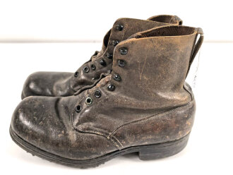 Paar benagelte Halbschuhe in schwerer Ausführung. Kommen aus einer Sammlung zum Thema 1. Weltkrieg. Guter Gesamtzustand, Sohlenlänge 29cm