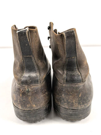 Paar benagelte Halbschuhe in schwerer Ausführung. Kommen aus einer Sammlung zum Thema 1. Weltkrieg. Guter Gesamtzustand, Sohlenlänge 29cm