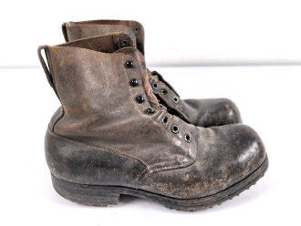 Paar benagelte Halbschuhe in schwerer Ausführung. Kommen aus einer Sammlung zum Thema 1. Weltkrieg. Guter Gesamtzustand, Sohlenlänge 29cm