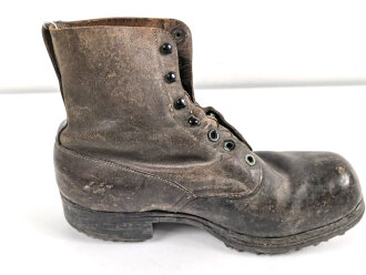 Paar benagelte Halbschuhe in schwerer Ausführung. Kommen aus einer Sammlung zum Thema 1. Weltkrieg. Guter Gesamtzustand, Sohlenlänge 29cm
