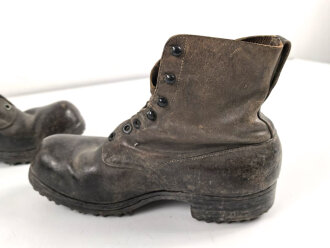 Paar benagelte Halbschuhe in schwerer Ausführung. Kommen aus einer Sammlung zum Thema 1. Weltkrieg. Guter Gesamtzustand, Sohlenlänge 29cm
