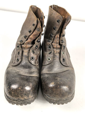 Paar benagelte Halbschuhe in schwerer Ausführung. Kommen aus einer Sammlung zum Thema 1. Weltkrieg. Guter Gesamtzustand, Sohlenlänge 29cm