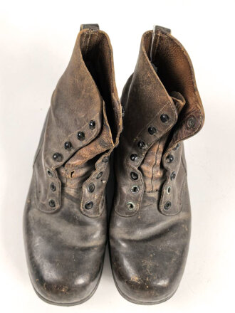 Paar benagelte Halbschuhe in schwerer Ausführung. Kommen aus einer Sammlung zum Thema 1. Weltkrieg. Guter Gesamtzustand, Sohlenlänge 29cm