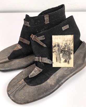 1.Weltkrieg, Paar Winter Überschuhe schwarzer Filz/ Leder. . Ungereinigt, Sohlenlänge 38cm. Anbei ein originales Foto im Ansichtskartenformat.