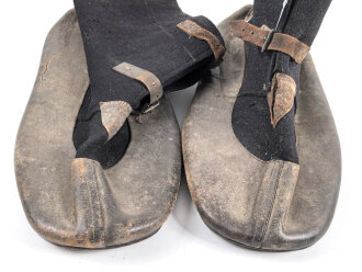 1.Weltkrieg, Paar Winter Überschuhe schwarzer Filz/ Leder. . Ungereinigt, Sohlenlänge 38cm. Anbei ein originales Foto im Ansichtskartenformat.