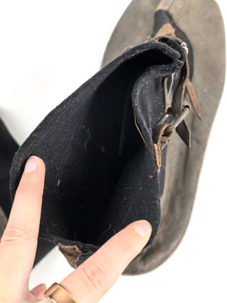 1.Weltkrieg, Paar Winter Überschuhe schwarzer Filz/ Leder. . Ungereinigt, Sohlenlänge 38cm. Anbei ein originales Foto im Ansichtskartenformat.