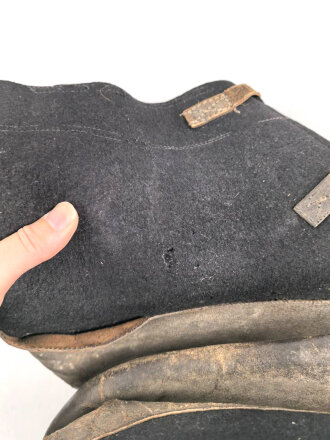 1.Weltkrieg, Paar Winter Überschuhe schwarzer Filz/ Leder. . Ungereinigt, Sohlenlänge 38cm. Anbei ein originales Foto im Ansichtskartenformat.
