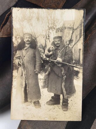 1.Weltkrieg, Paar Winter Überschuhe schwarzer Filz/ Leder. . Ungereinigt, Sohlenlänge 38cm. Anbei ein originales Foto im Ansichtskartenformat.