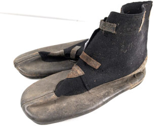 1.Weltkrieg, Paar Winter Überschuhe schwarzer Filz/ Leder. . Ungereinigt, Sohlenlänge 38cm. Anbei ein originales Foto im Ansichtskartenformat.