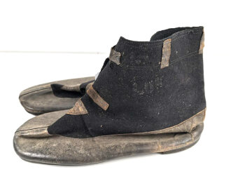 1.Weltkrieg, Paar Winter Überschuhe schwarzer Filz/ Leder. . Ungereinigt, Sohlenlänge 38cm. Anbei ein originales Foto im Ansichtskartenformat.