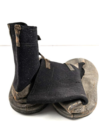 1.Weltkrieg, Paar Winter Überschuhe schwarzer Filz/ Leder. . Ungereinigt, Sohlenlänge 38cm. Anbei ein originales Foto im Ansichtskartenformat.