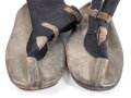 1.Weltkrieg, Paar Winter Überschuhe schwarzer Filz/ Leder. . Ungereinigt, Sohlenlänge 38cm. Anbei ein originales Foto im Ansichtskartenformat.