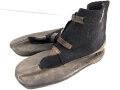 1.Weltkrieg, Paar Winter Überschuhe schwarzer Filz/ Leder. . Ungereinigt, Sohlenlänge 38cm. Anbei ein originales Foto im Ansichtskartenformat.