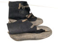 1.Weltkrieg, Paar Winter Überschuhe schwarzer Filz/ Leder. . Ungereinigt, Sohlenlänge 38cm. Anbei ein originales Foto im Ansichtskartenformat.