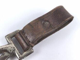 Vorrichtung zum Kabelführen, Karabinerhaken an Koppelschlaufe.  Vermutlich militärisch, taucht allerdings in keiner mir bekannten Vorschrift auf