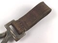 Vorrichtung zum Kabelführen, Karabinerhaken an Koppelschlaufe.  Vermutlich militärisch, taucht allerdings in keiner mir bekannten Vorschrift auf