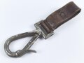 Vorrichtung zum Kabelführen, Karabinerhaken an Koppelschlaufe.  Vermutlich militärisch, taucht allerdings in keiner mir bekannten Vorschrift auf