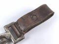 Vorrichtung zum Kabelführen, Karabinerhaken an Koppelschlaufe.  Vermutlich militärisch, taucht allerdings in keiner mir bekannten Vorschrift auf