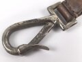 Vorrichtung zum Kabelführen, Karabinerhaken an Koppelschlaufe.  Vermutlich militärisch, taucht allerdings in keiner mir bekannten Vorschrift auf