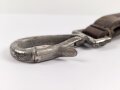 Vorrichtung zum Kabelführen, Karabinerhaken an Koppelschlaufe.  Vermutlich militärisch, taucht allerdings in keiner mir bekannten Vorschrift auf