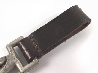 Vorrichtung zum Kabelführen, Karabinerhaken an Koppelschlaufe.  Vermutlich militärisch, taucht allerdings in keiner mir bekannten Vorschrift auf