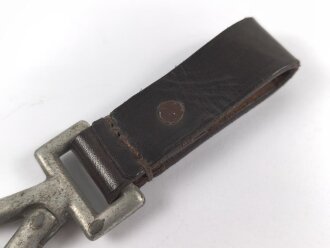 Vorrichtung zum Kabelführen, Karabinerhaken an Koppelschlaufe.  Vermutlich militärisch, taucht allerdings in keiner mir bekannten Vorschrift auf
