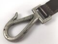Vorrichtung zum Kabelführen, Karabinerhaken an Koppelschlaufe.  Vermutlich militärisch, taucht allerdings in keiner mir bekannten Vorschrift auf