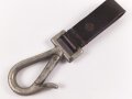 Vorrichtung zum Kabelführen, Karabinerhaken an Koppelschlaufe.  Vermutlich militärisch, taucht allerdings in keiner mir bekannten Vorschrift auf