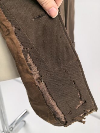 Dienstrock für Angehörige in der SA? Relativ dunkles braun, verwaschenes Etikett in der Tasche. Mottenschäden, ungereinigt