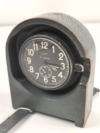 Luftwaffe Betriebsuhr, auch Stationsuhr oder Funkraumuhr genannt. Bauart Junghans, , Fl 25591. Original lackiertes Gehäuse , läuft einwandfrei