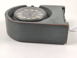 Luftwaffe Betriebsuhr, auch Stationsuhr oder Funkraumuhr genannt. Bauart Junghans, , Fl 25591. Original lackiertes Gehäuse , läuft einwandfrei
