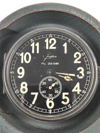 Luftwaffe Betriebsuhr, auch Stationsuhr oder Funkraumuhr genannt. Bauart Junghans, , Fl 25591. Original lackiertes Gehäuse , läuft einwandfrei