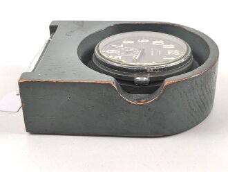 Luftwaffe Betriebsuhr, auch Stationsuhr oder Funkraumuhr genannt. Bauart Junghans, , Fl 25591. Original lackiertes Gehäuse , läuft einwandfrei
