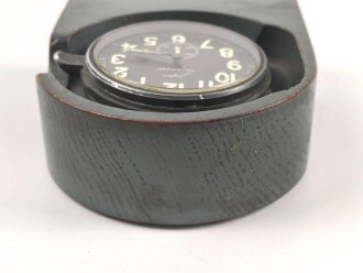 Luftwaffe Betriebsuhr, auch Stationsuhr oder Funkraumuhr genannt. Bauart Junghans, , Fl 25591. Original lackiertes Gehäuse , läuft einwandfrei