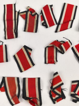 Konvolut Ordenbänder für Eisernes Kreuz 2. Klasse 1939, alle kurz , verschmutzt oder defekt.