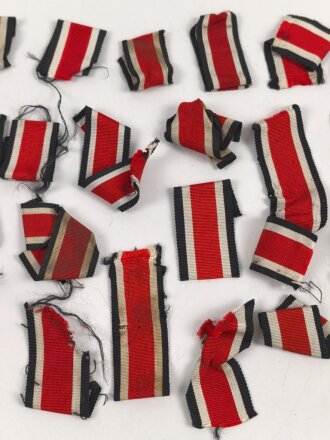 Konvolut Ordenbänder für Eisernes Kreuz 2. Klasse 1939, alle kurz , verschmutzt oder defekt.