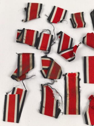 Konvolut Ordenbänder für Eisernes Kreuz 2. Klasse 1939, alle kurz , verschmutzt oder defekt.
