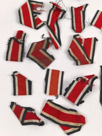 Konvolut Ordenbänder für Eisernes Kreuz 2. Klasse 1939, alle kurz , verschmutzt oder defekt.