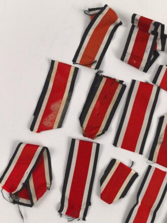 Konvolut Ordenbänder für Eisernes Kreuz 2. Klasse 1939, alle kurz , verschmutzt oder defekt.