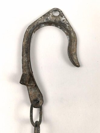 Abspannhaken für Feldfernkabel der Wehrmacht, datiert 1943, ungereinigtes Stück