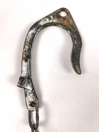Abspannhaken für Feldfernkabel der Wehrmacht, datiert 1943, ungereinigtes Stück