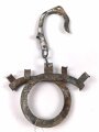 Abspannhaken für Feldfernkabel der Wehrmacht, datiert 1943, ungereinigtes Stück