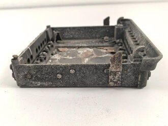 Luftwaffe, Fußplatte / Aufhängerahmen für Schaltkasten 13b, Ln 26905-2. Originallack, ungereinigtes Stück