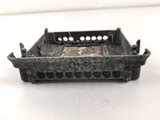 Luftwaffe, Fußplatte / Aufhängerahmen für Schaltkasten 13b, Ln 26905-2. Originallack, ungereinigtes Stück