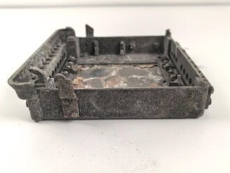 Luftwaffe, Fußplatte / Aufhängerahmen für Schaltkasten 13b, Ln 26905-2. Originallack, ungereinigtes Stück