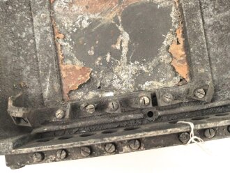 Luftwaffe, Fußplatte / Aufhängerahmen für Schaltkasten 13b, Ln 26905-2. Originallack, ungereinigtes Stück