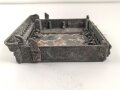 Luftwaffe, Fußplatte / Aufhängerahmen für Schaltkasten 13b, Ln 26905-2. Originallack, ungereinigtes Stück